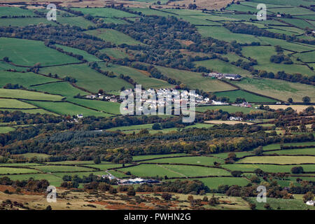 Sur la photo : une ville vu depuis le sommet du Pen Y Fan dans les Brecon Beacons, Pays de Galles, Royaume-Uni. Dimanche 07 octobre 2018 Re : Hill promeneurs rendre le blé la plupart des Banque D'Images