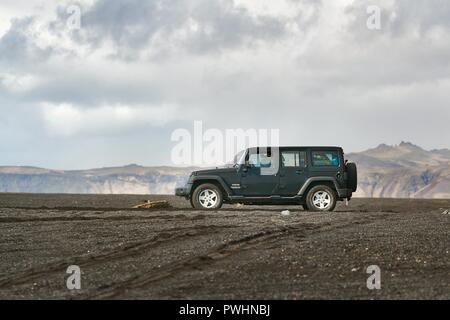 Jeep Wrangler sur terrain islandais Banque D'Images