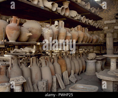 Antiquarium. Petit musée avec demeure de ville de Pompéi après l'éruption du Vésuve. Amphore. Pompéi. L'Italie. Banque D'Images