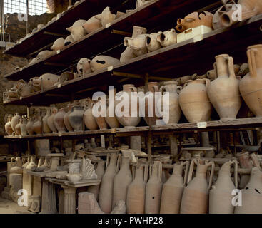 Antiquarium. Petit musée avec demeure de ville de Pompéi après l'éruption du Vésuve. Amphore. Pompéi. L'Italie. Banque D'Images