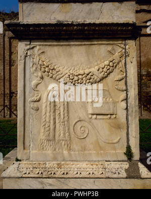 L'Italie. Pompéi. Forum. Temple de Vespasien. Autel en marbre. Détail de la côté sud représentant une guirlande de fleurs et de certains des objets utilisés dans le culte cérémonies : une poitrine de l'encens, la canne d'une nappe et de bon augure. 1er siècle après JC. UNESCO World Heritage Site. La Campanie. Banque D'Images