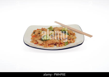 Pad Thai poulet asiatique avec des légumes frais, du riz et du brocoli baguettes Banque D'Images