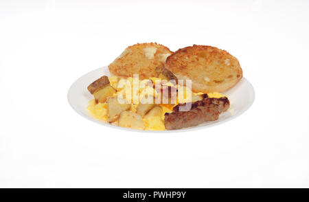 Assiette petit-déjeuner avec œufs brouillés, saucisses, pommes de terre rôties au beurre et blanc sur muffin anglais Banque D'Images