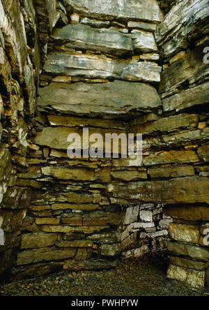 Voir l'intérieur de la chambre principale S de Wideford Hill chambré néolithique cairn, Orkney, Scotland, UK, avec entrée à l'ouest de trois cellules côté R. arrière Banque D'Images