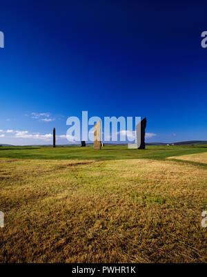 NNE vue montrant les pierres de Stenness stone circle, Orkney, Scotland, UK, debout à l'intérieur de la demeure d'un terrassement circulaire henge monument. Banque D'Images