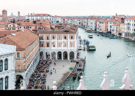 Une vue sur le Grand Canal et une place Saint-Marc de Venise, Italie. Pris de la T Fondaco dei Tedeschi sur le toit du centre commercial, à côté du pont du Rialto. Banque D'Images