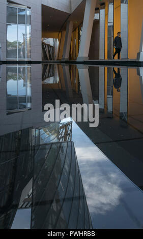 Ce bâtiment de Frank Gehry dans le Bois de Boulogne, Paris, abrite un complexe de galeries d'art pour la Fondation Louis Vuitton en France Banque D'Images