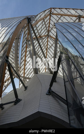 Ce bâtiment de Frank Gehry dans le Bois de Boulogne, Paris, abrite un complexe de galeries d'art pour la Fondation Louis Vuitton en France Banque D'Images