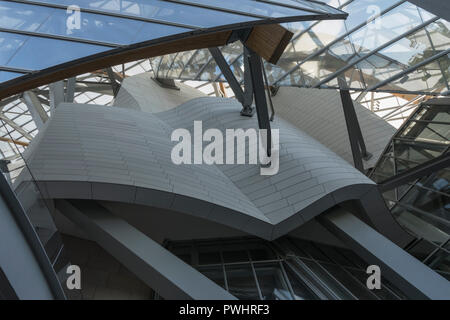 Ce bâtiment de Frank Gehry dans le Bois de Boulogne, Paris, abrite un complexe de galeries d'art pour la Fondation Louis Vuitton en France Banque D'Images