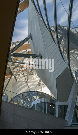 Ce bâtiment de Frank Gehry dans le Bois de Boulogne, Paris, abrite un complexe de galeries d'art pour la Fondation Louis Vuitton en France Banque D'Images