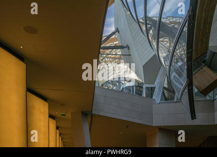 Ce bâtiment de Frank Gehry dans le Bois de Boulogne, Paris, abrite un complexe de galeries d'art pour la Fondation Louis Vuitton en France Banque D'Images