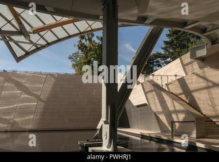 Ce bâtiment de Frank Gehry dans le Bois de Boulogne, Paris, abrite un complexe de galeries d'art pour la Fondation Louis Vuitton en France Banque D'Images