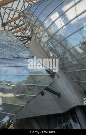 Ce bâtiment de Frank Gehry dans le Bois de Boulogne, Paris, abrite un complexe de galeries d'art pour la Fondation Louis Vuitton en France Banque D'Images