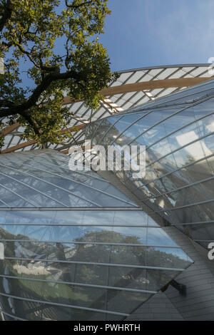 Ce bâtiment de Frank Gehry dans le Bois de Boulogne, Paris, abrite un complexe de galeries d'art pour la Fondation Louis Vuitton en France Banque D'Images