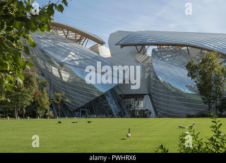 Ce bâtiment de Frank Gehry dans le Bois de Boulogne, Paris, abrite un complexe de galeries d'art pour la Fondation Louis Vuitton en France Banque D'Images