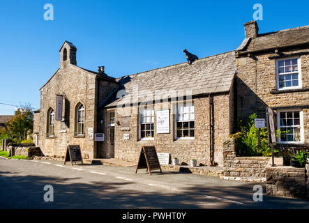 Ancienne école Galerie d'art et boutique d'artisanat dans Muker village dans le Yorkshire Dales, Yorkshire du Nord Banque D'Images