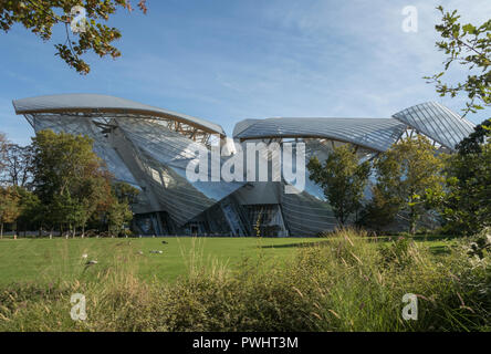 Ce bâtiment de Frank Gehry dans le Bois de Boulogne, Paris, abrite un complexe de galeries d'art pour la Fondation Louis Vuitton en France Banque D'Images