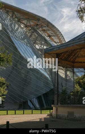 Ce bâtiment de Frank Gehry dans le Bois de Boulogne, Paris, abrite un complexe de galeries d'art pour la Fondation Louis Vuitton en France Banque D'Images