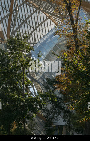 Ce bâtiment de Frank Gehry dans le Bois de Boulogne, Paris, abrite un complexe de galeries d'art pour la Fondation Louis Vuitton en France Banque D'Images