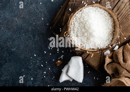Flocons de noix de coco dans un bol Banque D'Images
