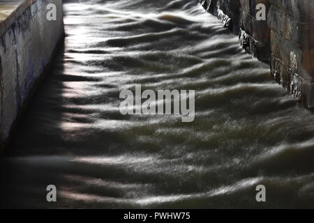 Tunnels sous la gare de Leeds avec la rivière Aire traversant , connu sous le nom de l'obscurité des arches. Banque D'Images