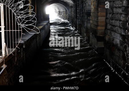 Tunnels sous la gare de Leeds avec la rivière Aire traversant , connu sous le nom de l'obscurité des arches. Banque D'Images