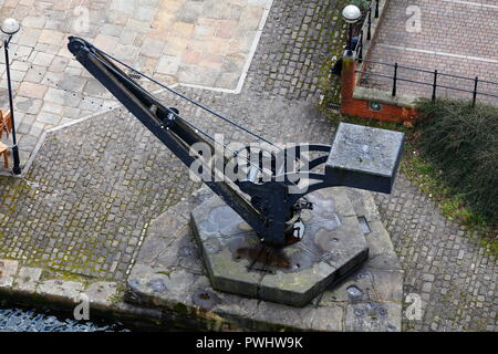 Une grue vintage utilisé pour le chargement et déchargement de barges sur Leeds Liverpool Canal au grenier à quai à Leeds Banque D'Images