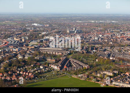 La ville de York avec York Minster clairement visible. Prises d'un ballon à air chaud à partir de l''hippodrome de York. Banque D'Images