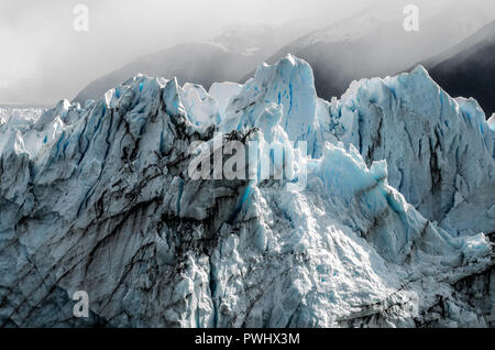 Perito Moreno Glacier peaks baigné dans la belle lumière du soleil Banque D'Images