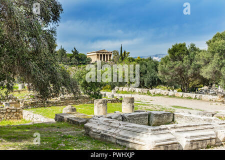 Milieu des ruines Stoa Ancien Temple d'Héphaïstos Agora Market Place Athènes Grèce. Agora fondée 6ème siècle avant JC. Banque D'Images