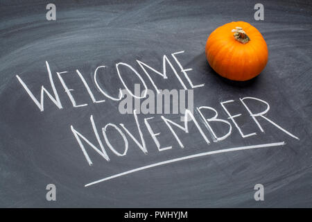 Bienvenue - Novembre écriture craie blanche sur un tableau noir en ardoise avec une citrouille gourd Banque D'Images