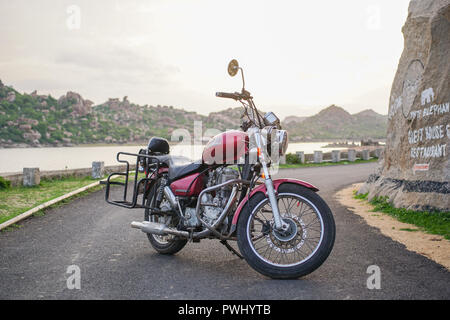 Une moto old-school, Royal Enfield Thunderbird 350, debout sur une petite route à Mumbay,. Banque D'Images