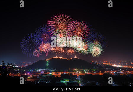 Spectacle de feux d'artifice à Phranakorn Khiri palace pour la célébration, Phetchaburi, Thailand Banque D'Images