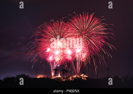 Spectacle de feux d'artifice à Phranakorn Khiri palace pour la célébration, Phetchaburi, Thailand Banque D'Images