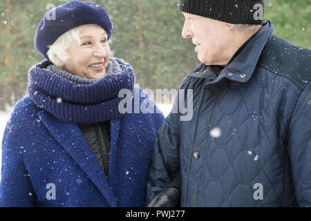 Cheerful Senior Couple in Winter Banque D'Images