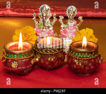 Diwali Background montrant des lampes allumées à l'Hindu idoles de divinités Lakshmi et Ganesh Banque D'Images