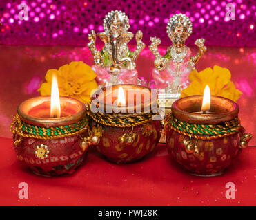 Diwali Background montrant des lampes allumées à l'Hindu idoles de divinités Lakshmi et Ganesh Banque D'Images