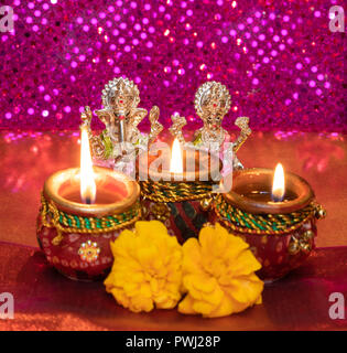 Diwali Background montrant des lampes allumées à l'Hindu idoles de divinités Lakshmi et Ganesh Banque D'Images