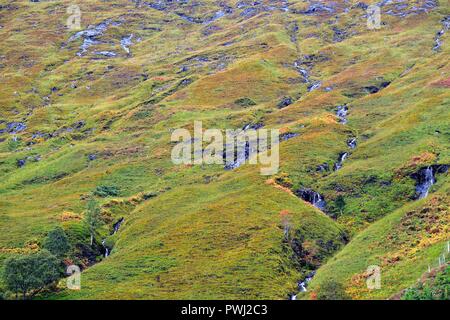 Glen Shiel, Highlands, Ecosse, Royaume-Uni. Créer de nombreuses chutes d'eau abondantes dans les Highlands écossais dans la région de Glen Shiel. La couleur est de fournir Banque D'Images