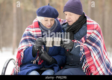 Senior Couple Drinking Tea dans Winter Park Banque D'Images