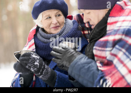 Senior Couple Enjoying Tea dans Winter Park Banque D'Images