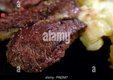 Fried steak épicé de poivre et gratin de pommes de terre. Close up image avec copie espace. Banque D'Images