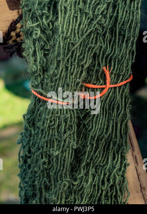 La teinture de laine naturelle dans des pots pour la fabrication de tapis Banque D'Images