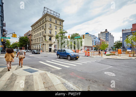 La ville de New York, USA - Juillet 06, 2018 : Bedford Avenue à Williamsburg, Brooklyn, un des quartiers. Banque D'Images