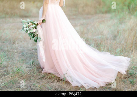 Belle robe mariée avec bouquet et avec le train Banque D'Images