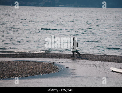 Lac de Côme Bellano - Italie SEPT 2018 - Fisherman en marchant le long du lac de Côme dans un petit village - Piémont Banque D'Images