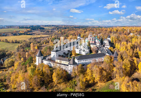 Jaune automne forêt qui entoure le monastère en Savvino-Storozhevsky Zvenigorod, oblast de Moscou, Russie Banque D'Images