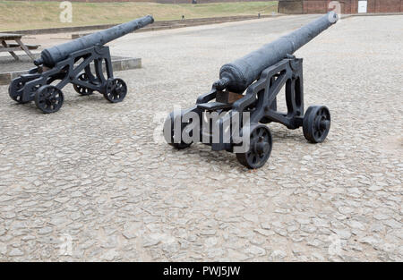 Deux canons historiques à l'intérieur de Tilbury Fort, Tilbury, Thurrock, Essex, Angleterre, RU Banque D'Images