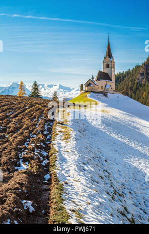 L'église du petit village de Schmitten entouré par la neige de l'Albula, Canton des Grisons Suisse Europe Banque D'Images