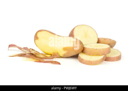 Groupe d'un ensemble de la moitié quatre tranches de pommes de terre rouges frais variété francelina est un pelé isolé sur fond blanc Banque D'Images